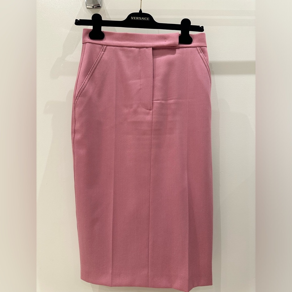 Max Mara pink tailored pencil skirt.